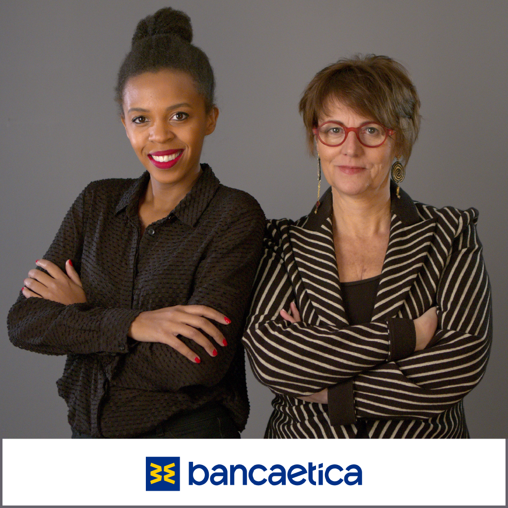 Foto di una donna nera con i capelli racconti (sinistra) e una donna bianca con gli occhiali che guardano in camera sorridenti, le braccia incrociate sul petto, l'aspetto determinato e professionale. Sotto, logo di Banca Etica